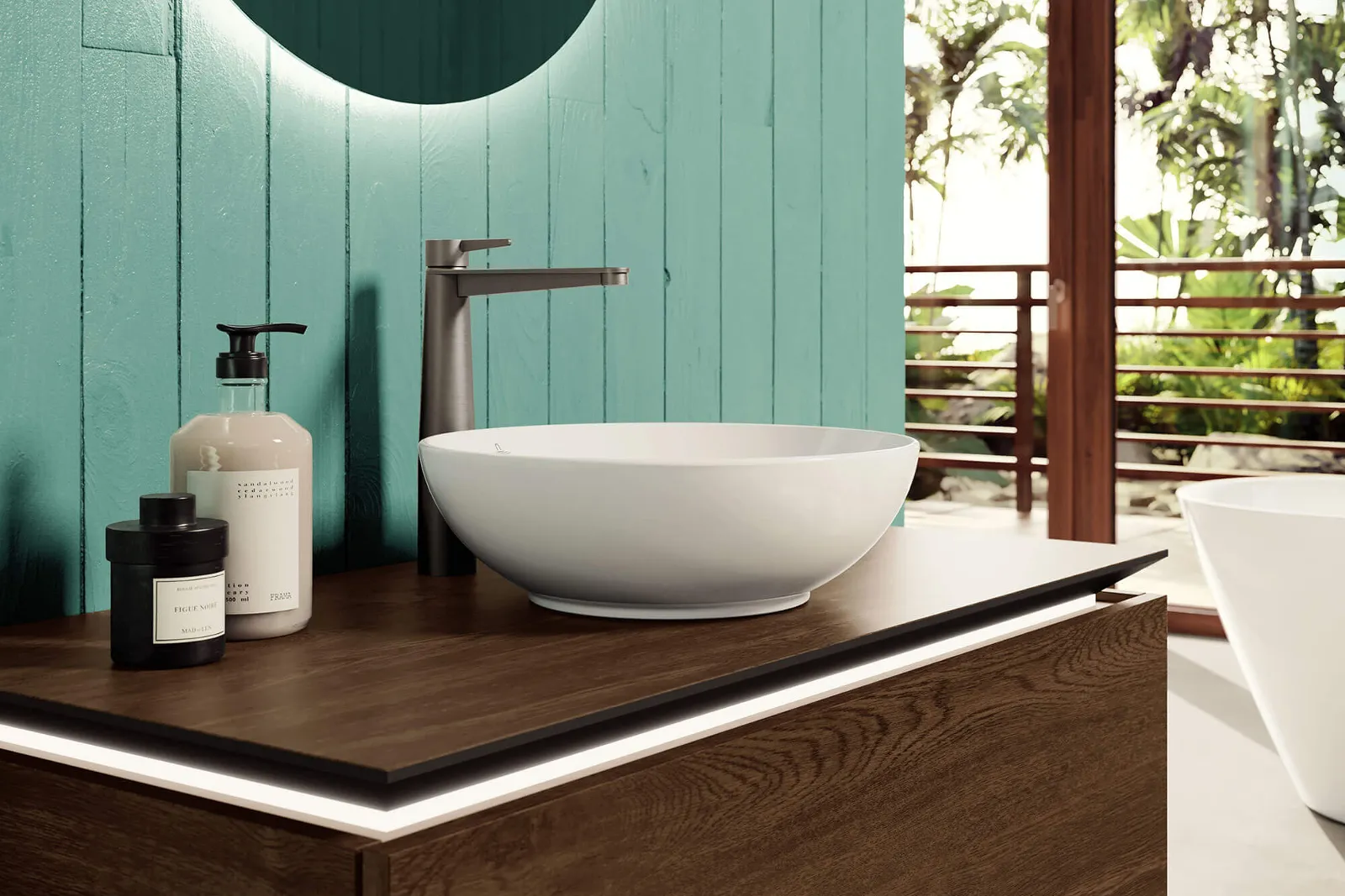 Un bagno moderno con specchio rotondo, lavabo bianco Loop & Friends, articoli da toilette e una vista sul verde lussureggiante attraverso una porta di vetro