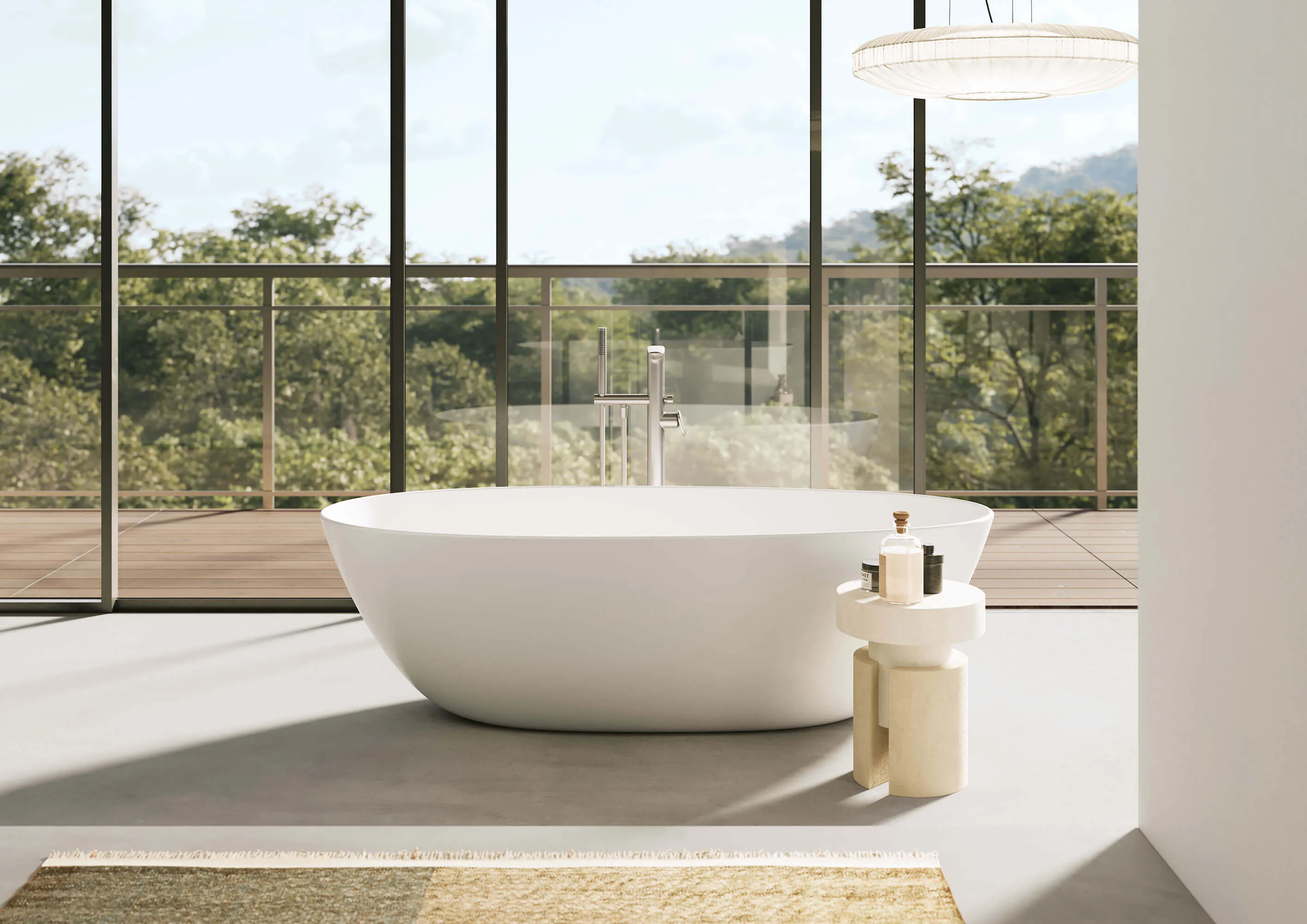 Une baignoire Antao blanche dans une pièce avec une paroi en verre et des arbres.