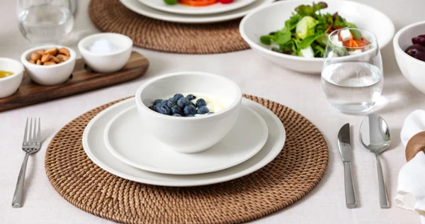 Artesano Original – Naturally Elegant Table Setting A bright, natural breakfast or lunch table setting with Villeroy & Boch Artesano Original tableware: breakfast plate, dinner plate, bowl, pasta bowl, and Piemont 30-piece cutlery set. A fresh and timeless arrangement in an earthy, minimalist style.