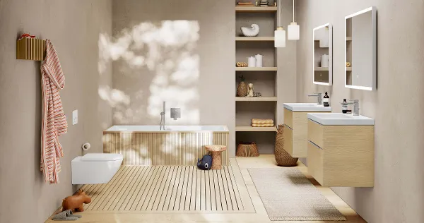 Un bagno con pavimento in legno ed eleganti mobili da bagno Subway 3.0 in look legno.