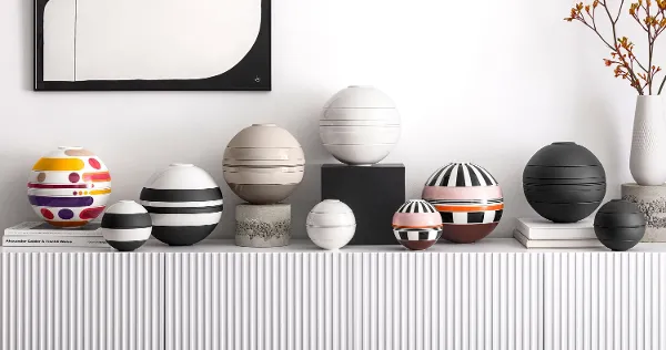 La Boule et La Petite Boule ensemble sur un buffet Produits La Boule et La Petite Boule présentés dans toutes les options de couleurs disponibles sur un buffet blanc