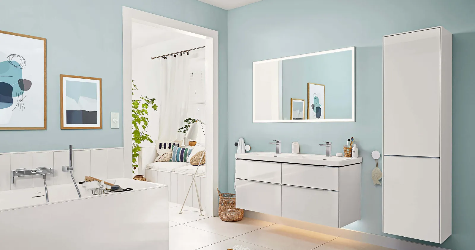 Un bagno bianco con pareti blu e uno specchio Subway 3.0 piatto e illuminato e mobili arredo bagno coordinati.