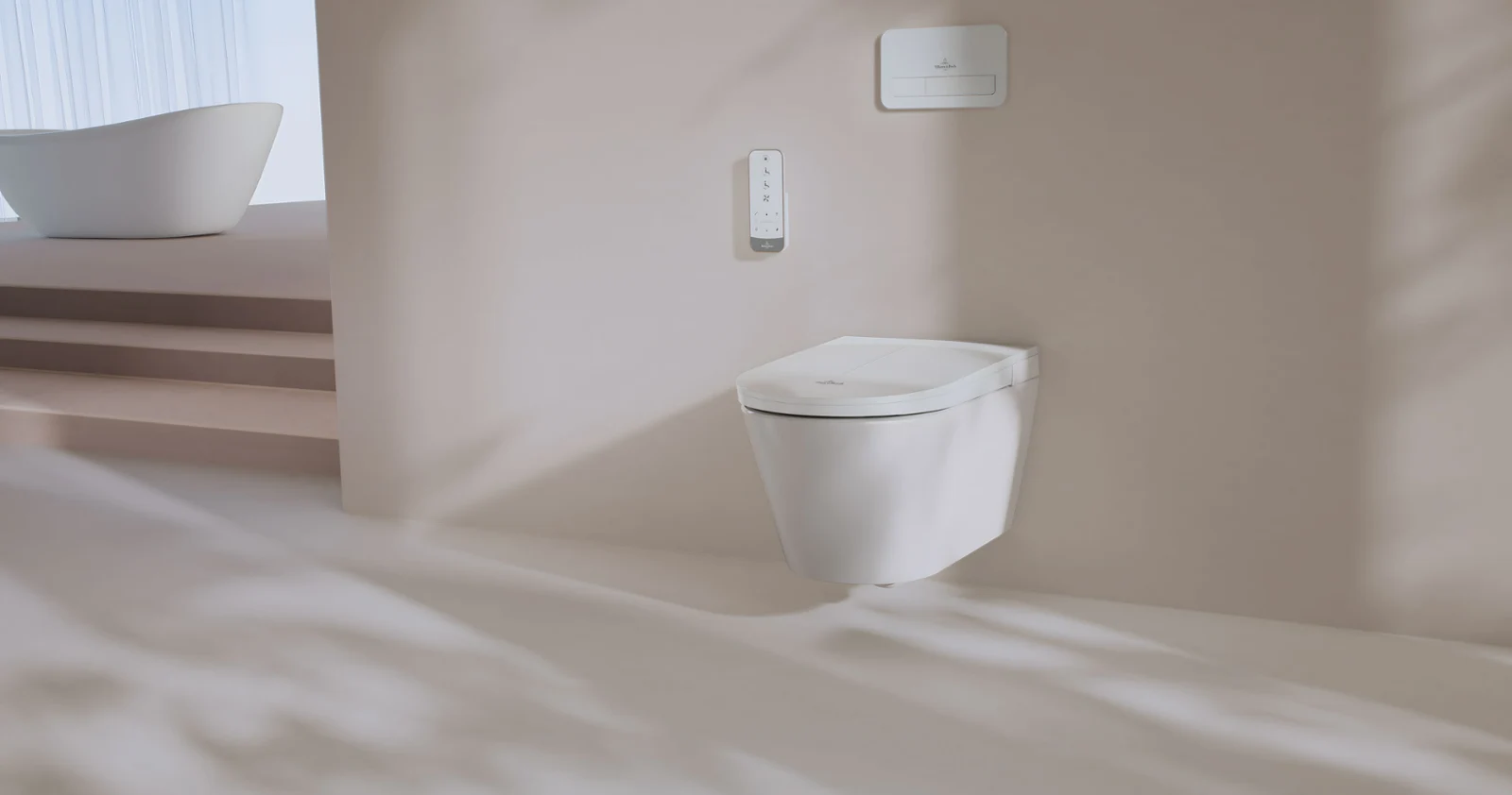 Le WC-douche Tivo suspendu met en valeur l’élégance moderne dans un intérieur de salle de bain beige et lumineux.