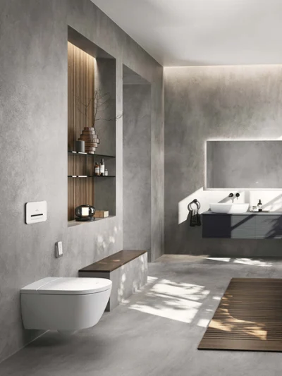 Elegant baderom i minimalistisk design med frittstående badekar, ViClean-toalett, stort vindu og naturlige lysreflekser.