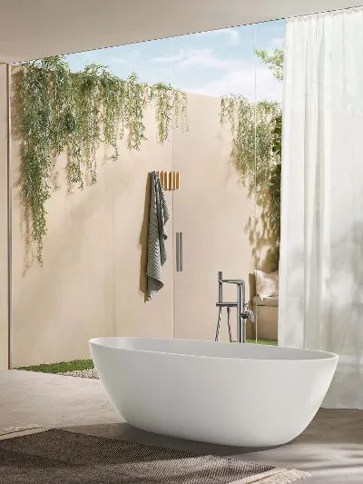 Un bagno moderno con vasca Antao bianca e lavabo.