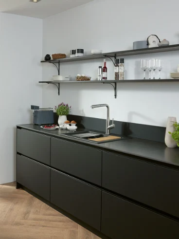 Grifo de cocina Subway Style Shower en color negro Grifo de cocina de acero inoxidable macizo Subway Style Shower en una cocina negra con estantes y fregadero.