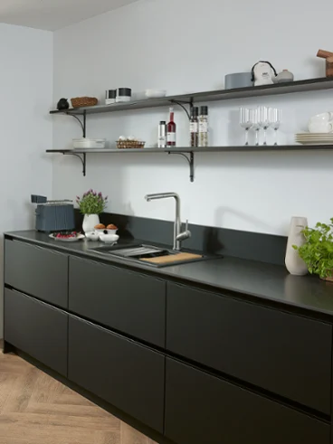Grifo de cocina Subway Style Shower en color negro Grifo de cocina de acero inoxidable macizo Subway Style Shower en una cocina negra con estantes y fregadero.