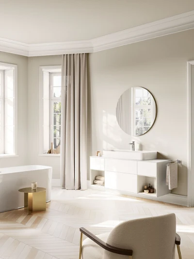 Moderne badeværelse med håndvaskarmatur og fritstående badekar. Lyst badeværelsesinteriør med Villeroy & Boch Vea-kollektionen, der byder på en elegant håndvaskarmatur og et fritstående badekar i tidløs, moderne harmoni.