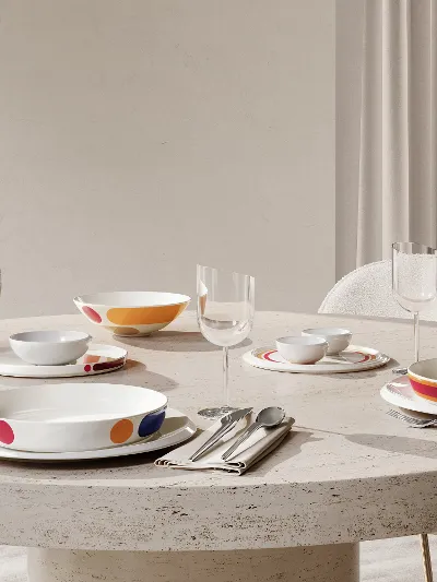 La Boule Miami tablesetting ft red dot award logo La Boule Miami tablesetting with newmoon glassware