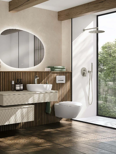 Bagno moderno con lavabo da appoggio Antao e doccia aperta: Bagno moderno con lavabo da appoggio Antao e doccia aperta Bagno moderno con accenti in legno, lavabo da appoggio, WC sospeso, doccia aperta, specchio rotondo e ampia finestra.