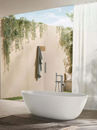 Ein modernes Badezimmer mit weißer Antao Badewanne und Waschbecken.