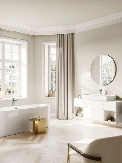 Moderne badeværelse med håndvaskarmatur og fritstående badekar. Lyst badeværelsesinteriør med Villeroy & Boch Vea-kollektionen, der byder på en elegant håndvaskarmatur og et fritstående badekar i tidløs, moderne harmoni.