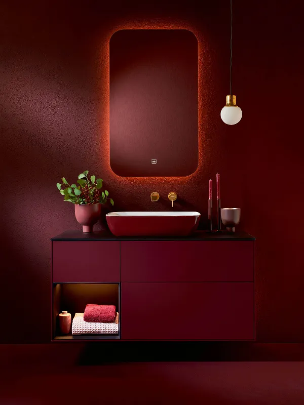 Une salle de bains avec des murs rouges et un lavabo Artis de Villeroy & Boch.