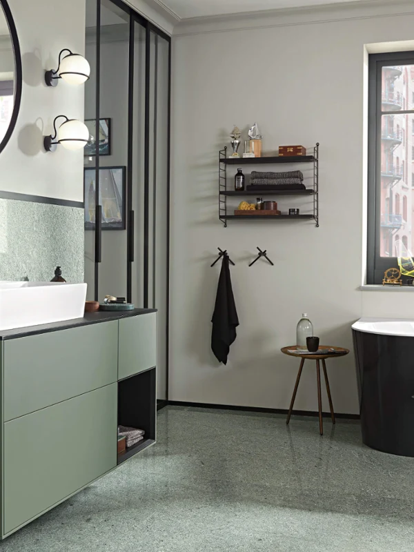 Urban bathroom with Memento 2.0 washbasin and freestanding bathtub, combining minimalist elegance with modern interior style.
