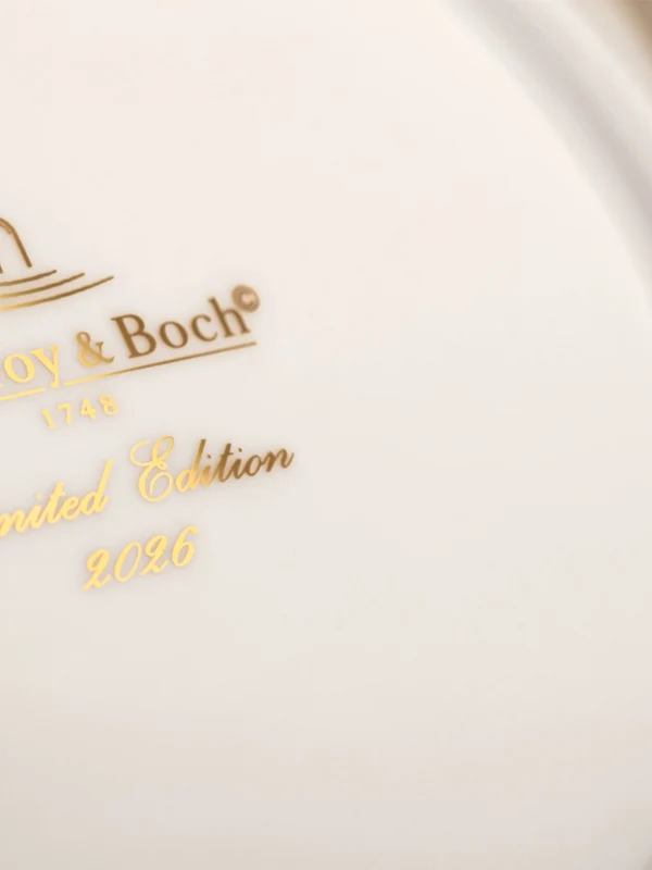 Annual Chistmas edition 2026 plate stamp Nahaufnahme eines Villeroy & Boch Porzellanstücks, das "Laurel Edition 2012" in goldener Schrift auf der Unterseite zeigt.