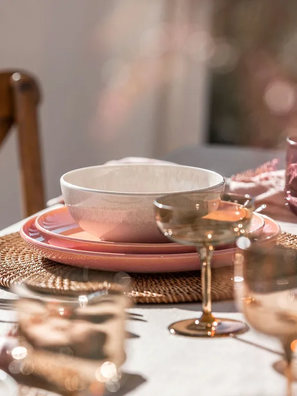 Gedekte tafel met borden en bestek van Perlemor en Piemont van Villeroy & Boch.