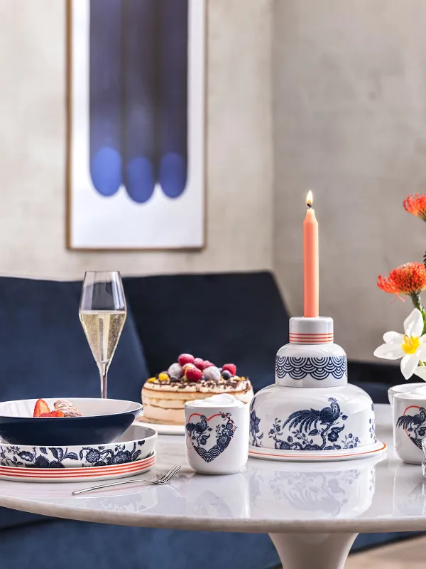 Una tavola apparecchiata con una La Boule blu e bianca e con la Jubilee Birthday Cake di Villeroy & Boch.