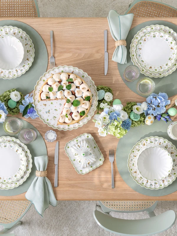 A spring-decorated Easter table with Villeroy & Boch Easter Delight: delicate green tones, floral details, and loving accents for a harmonious, modern Easter ensemble.