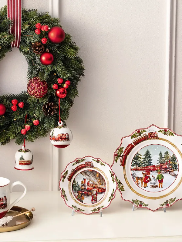 Festliche Villeroy & Boch Annual Christmas Edition 2025 mit dekoriertem Porzellan auf einem weißen Sideboard