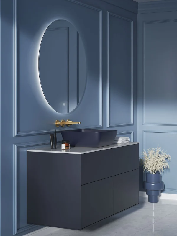Blaues Artis Waschbecken in blauem Badezimmer Ein modernes Badezimmer mit blau verkleideten Wänden, einem großen ovalen Spiegel, einem dunklen Waschtisch und einer Vase mit weißen Blumen auf dem Boden.
