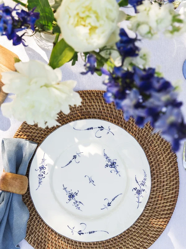 Ein sommerlicher Tisch mit einem Teller der Kollektion Vieux Luxembourg und Boston Gläsern von Villeroy & Boch.
