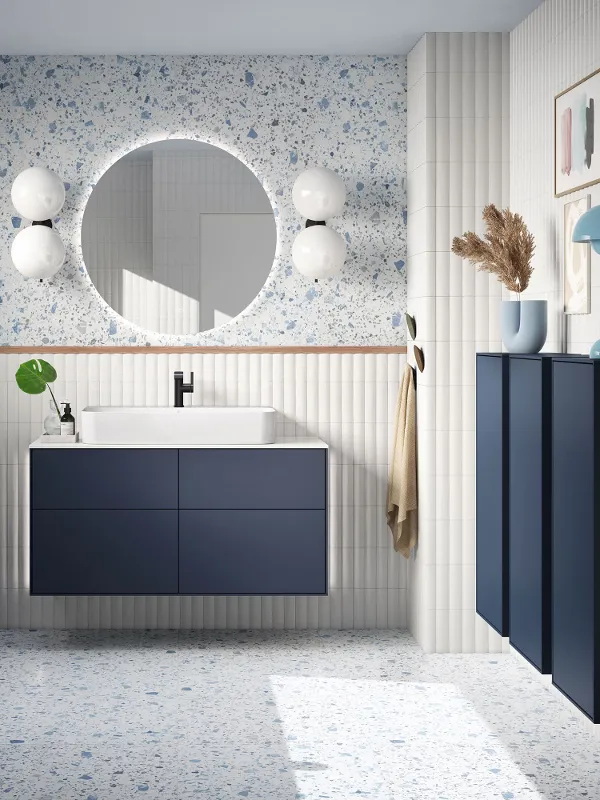 Meuble sous plan Finion Midnight Blue Matt et armoire suspendue dans une salle de bains Villeroy & Boch moderne avec des notes de couleur bleu clair.