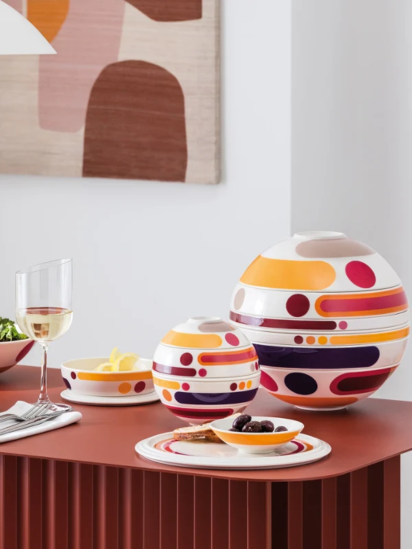 La Boule Miami à côté de Petite Miami sur une table moderne, associée à la verrerie NewMoon.