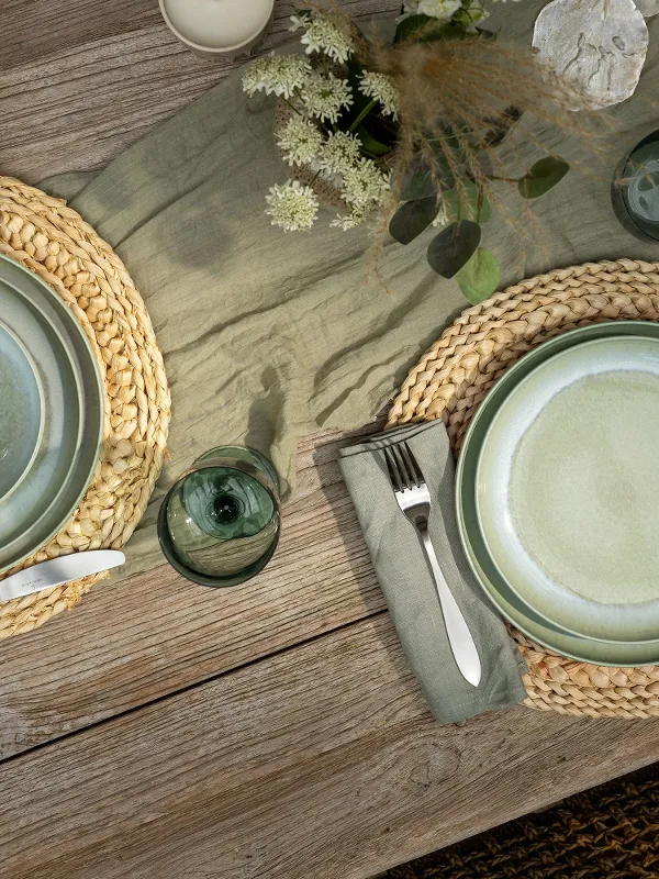 Luchtfoto van Perlemor Alga op een rustieke tafel in combinatie met Like glazen servies