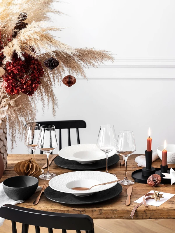 A set Christmas table with black and white plates from the Manufacture collection from Villeroy & Boch.