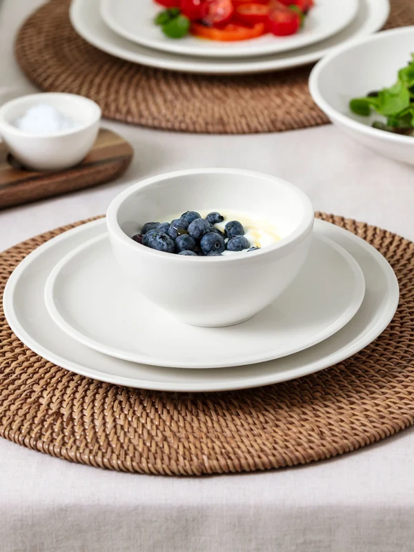 Helles, natürliches Frühstücks- oder Mittagsgedeck mit Villeroy & Boch Artesano Original – Frühstücksteller, Speiseteller, Schale, Pastaschale und Piemont Besteck-Set 30-teilig. Ein frisches und zeitloses Arrangement.