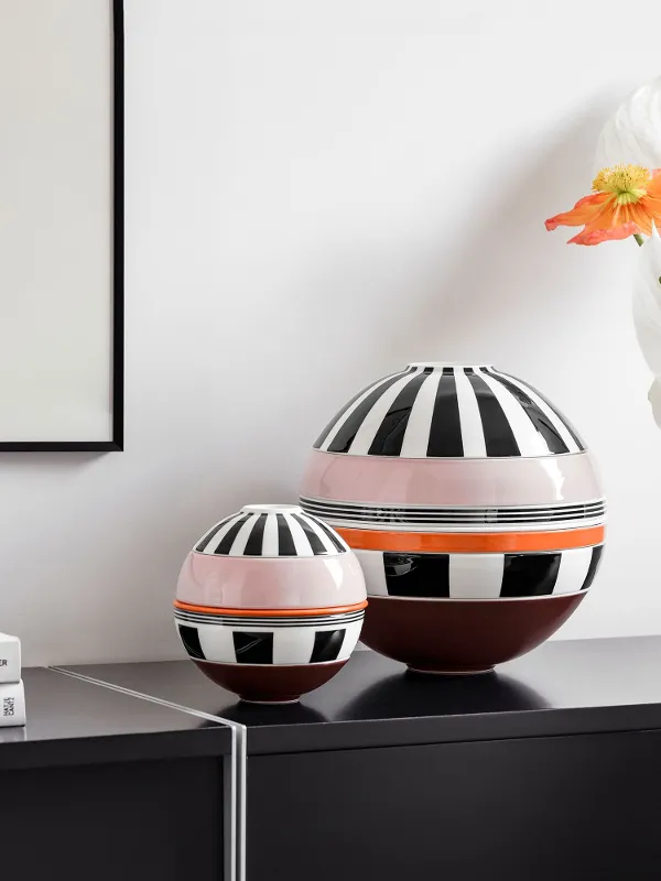 La Boule Memphis and La petite Boule Memphis from Villeroy & Boch on a black shelf.
