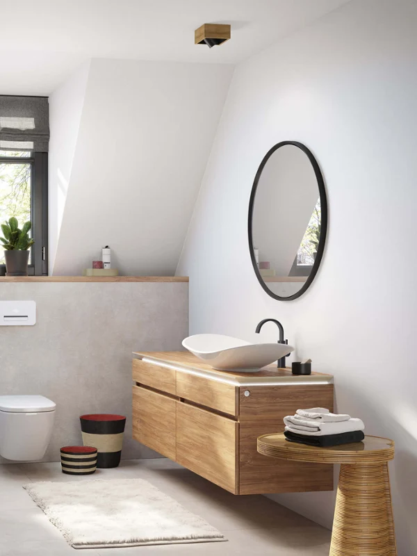 Mobile sottolavabo Legato in un bagno piccolo con doccia e soffitto mansardato