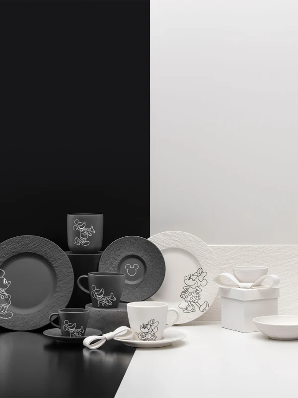 Collezione completa Manufacture Mickey: vari servizi da tavola in ceramica bianca e nera su sfondo bianco e nero.
