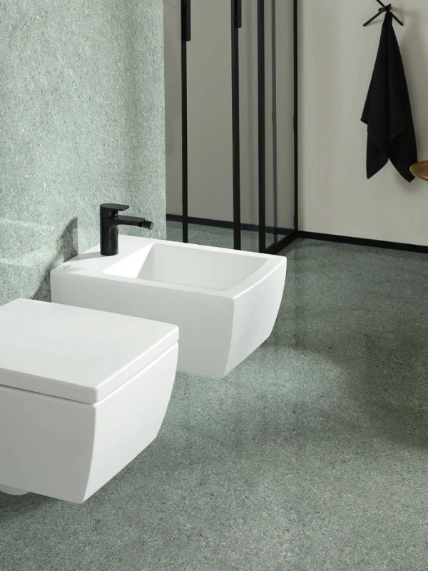 Wall-mounted WC and bidet from the Memento 2.0 collection in glossy white – minimalist design with precise contours for a modern bathroom.