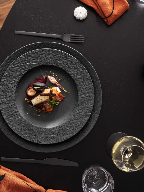 Volledige collectie op een Halloween-thema tafelopstelling.