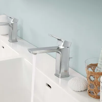 Un lavabo doppio Subway 3.0 con rubinetteria color argento in un bagno con pareti blu.