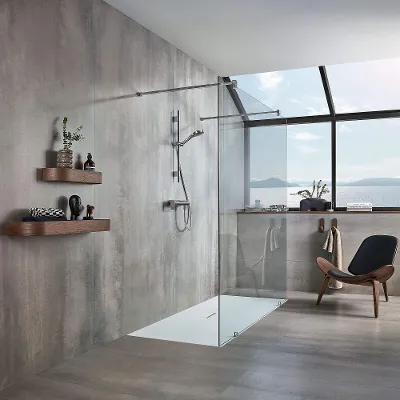 Une salle de bains grise moderne avec un receveur de douche Squaro Infinity et une chaise marron.