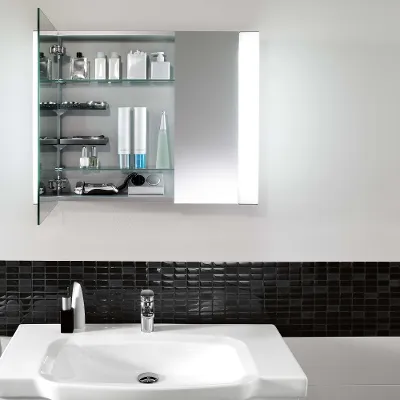 Un armadietto a specchio parete e un lavabo Sentique in un bagno Villeroy & Boch.