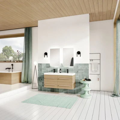 Une salle de bains moderne avec un plafond en bois, du carrelage vert et blanc, un plan double de la collection Avento et des miroirs muraux. À gauche, se trouve une baignoire au niveau de la fenêtre, des rideaux verts et une décoration minimaliste.