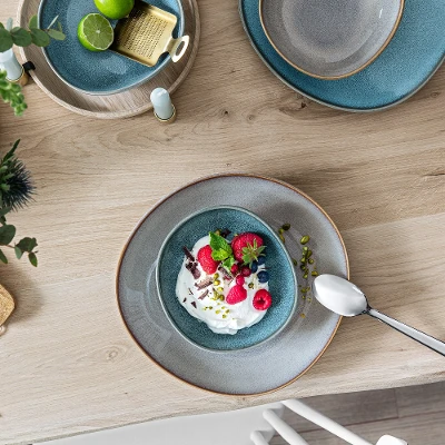 Assiettes et coupes Lave sur une table en bois