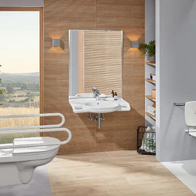 Een moderne, barrièrevrije badkamer met toilet en wastafel uit de collectie ViCare van Villeroy & Boch.