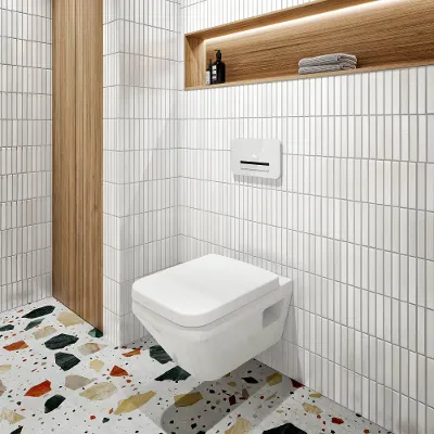 Weiße Architectura Toilette mit Ablagenische oben drüber Ein Badezimmer mit weiß gefliesten Wänden, einem Architectura Wand-WC, einer holzverkleideten Ablagenische mit Toilettenartikeln und einem Terrazzoboden mit farbigen Fragmenten.