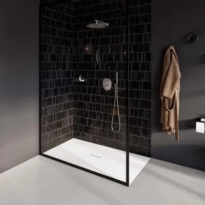 Een zwart-witte badkamer met een glazen douchecabine en een Squaro Infinity douchevloer.