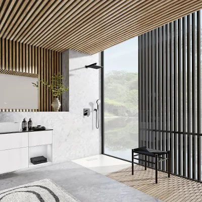 Un receveur de douche Le Valence blanc, sans rebord, dans une salle de bains moderne de Villeroy & Boch avec des boiseries.