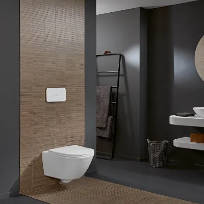 Een badkamer met Universo TwistFlush toilet van Villeroy & Boch, wastafel en spiegel.