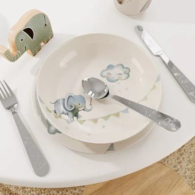 Un ensemble de vaisselle pour enfants Boho Kids Walk like an elephant avec un motif d’éléphant sur une table blanche.
