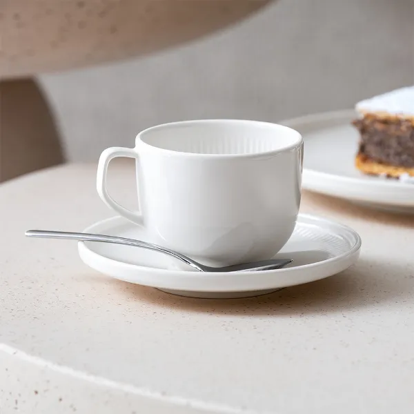 Primo piano della tazza da caffè Afina con piattino per metterne in risalto l'aspetto fluttuante.