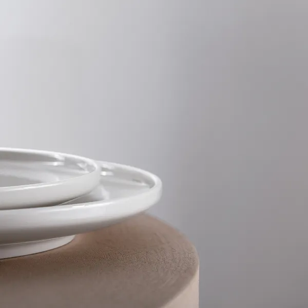 Vue latérale d’une assiette Afina de Villeroy & Boch, pour mettre en valeur l’impression de flottement dans l’air.