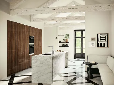 Moderne Küche mit minimalistischem Design, weißen Wänden, Marmorarbeitsplatten und schwarzen Akzenten.