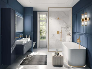 Vintage Badezimmer mit Villeroy & Boch 'Finion' Badewanne und 'Collaro' Waschbecken, blauen Wandpaneelen und goldenen Armaturen. Eine geräumige Dusche mit Marmorwänden und die freistehende Badewanne schaffen ein luxuriöses Ambiente im klassischen Stil.